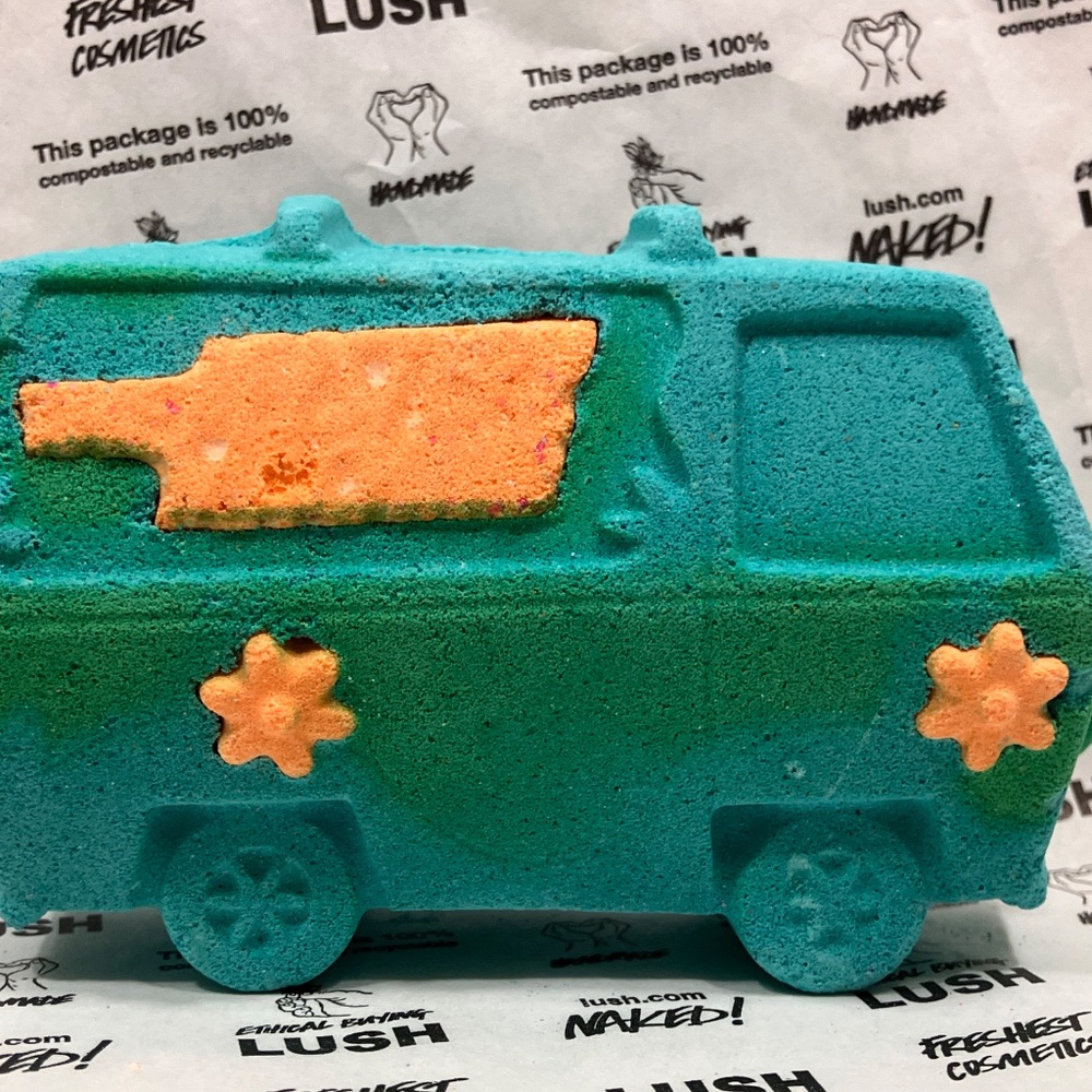 LUSH Scooby Doo Mystery Machine Bath Bomb - Picture 2 of 9